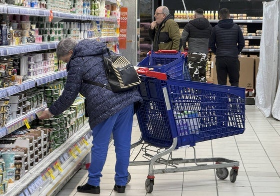 Una mujer compra en un establecimiento de alimentación de la región.