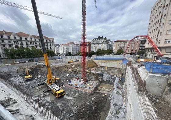 Imagen del solar donde se construye el Museo de Prehistoria una vez completada la fase de excavación y construidos los muros de pantalla.