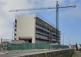 Edificio del Centro Náutico Pesquero de Laredo.