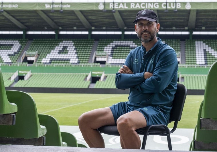 José Alberto posa en uno de los vomitorios de los Campos de Sport de El Sardinero.