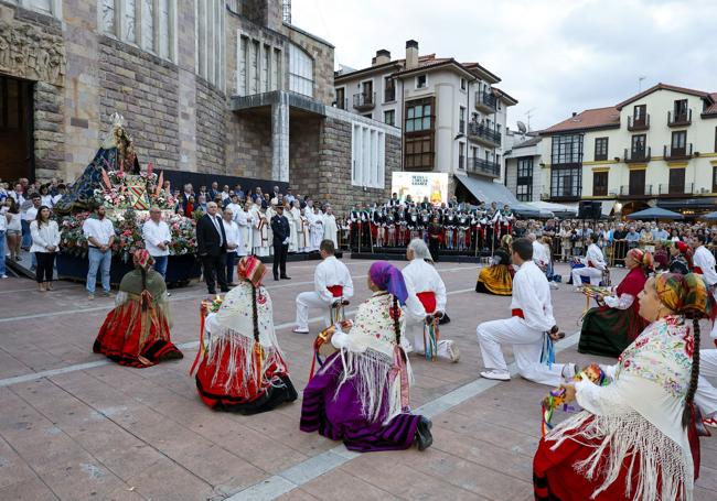 Los picayos de Tanos se arrodillan ante La Patrona.