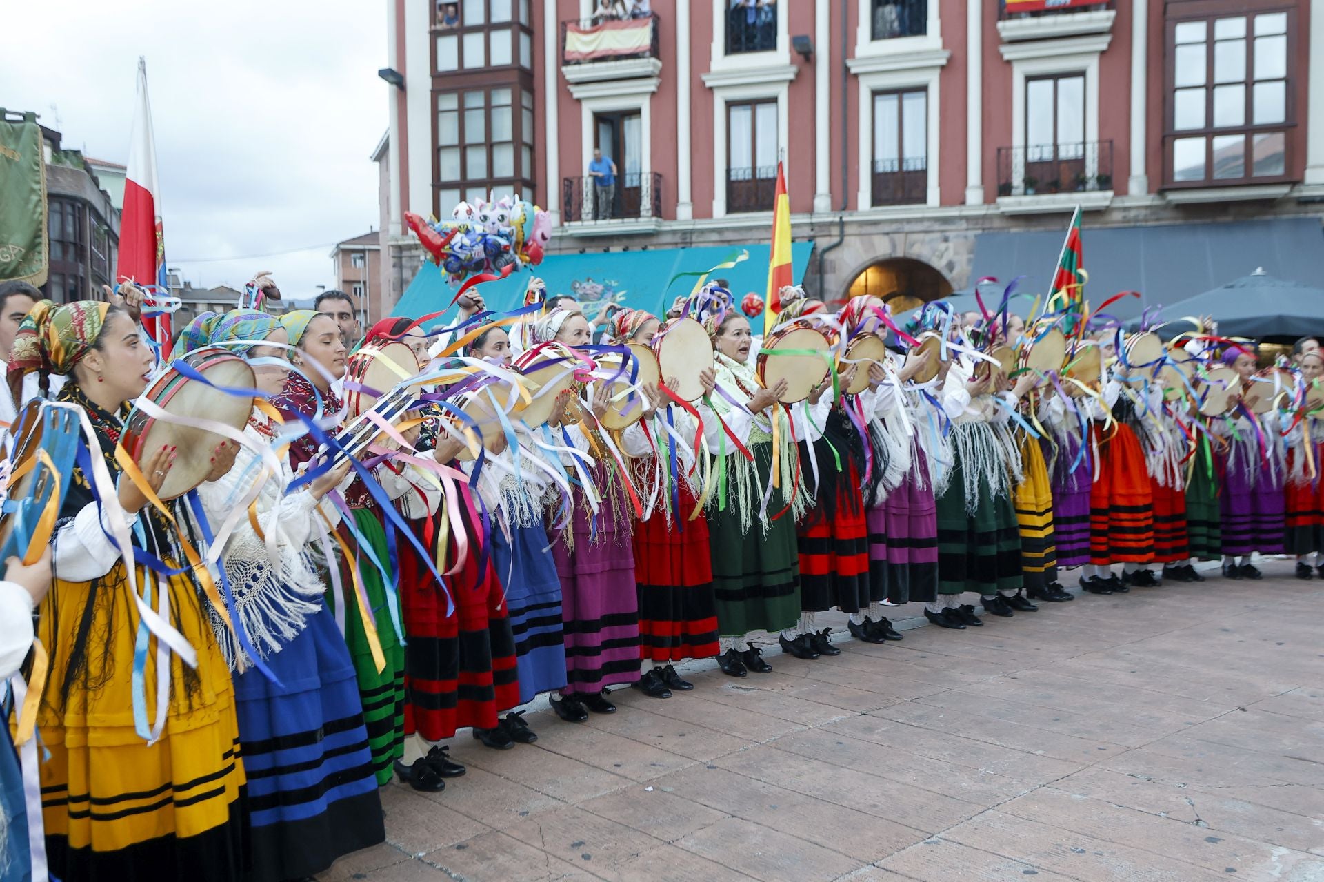 Actuación del Grupo de Danzas Virgen de las Nieves.