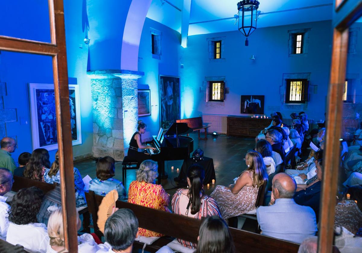 El público sigue un recital en el Palacio de Elsedo.