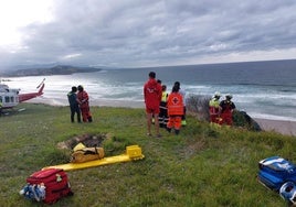 Operativo de emergencias desplegado en el lugar del suceso.