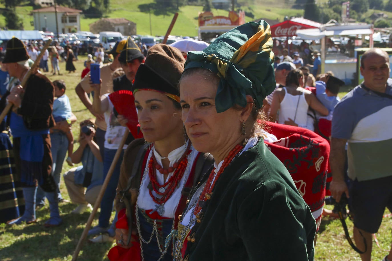 Dos mujeres lucen los trajes típicos de la zona.