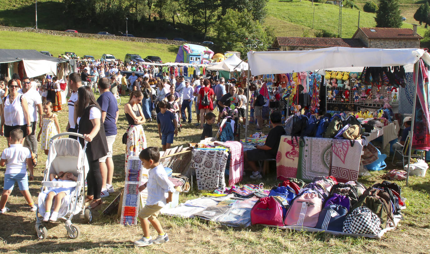 En la pradera además de juegos infantiles también se pudieron encontrar puestos de venta.