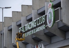 Las letras de la fachada y el escudo se han cambiado.