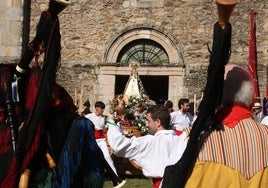 Danzantes bailan en torno a la Virgen de Valvanuz en la entrada de su santuario