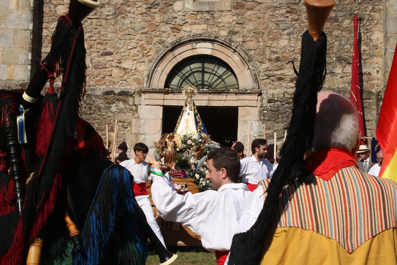 La Virgen a la salida del templo, momento en el que comienza la romería.