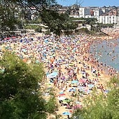 Vistas de la Primera y la Segunda playa de El Sardinero, este viernes al mediodía.
