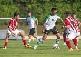 Karrikaburu controla la pelota en el amistoso ante el Sporting en La Maruca. El navarro, con 21 años, es por ahora el más joven de los fichajes para este nuevo curso.