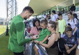 Jokin Ezkieta firma en la camiseta de una joven aficionada verdiblanca.