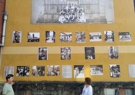 Angelines ante el mural de fotografías sobre la historia de la fiesta.