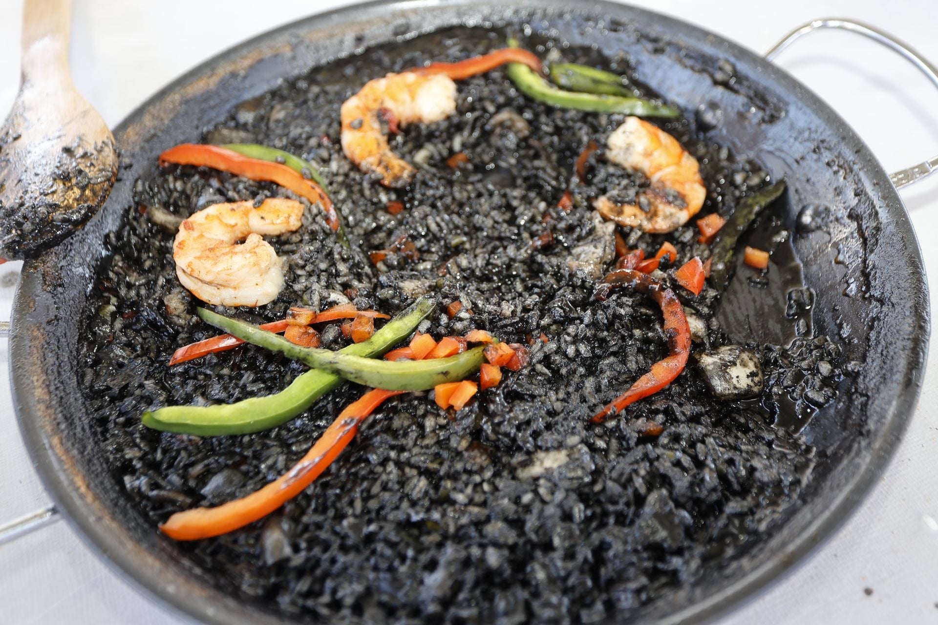 Un arroz negro elaborado este viernes, durante la jornada.