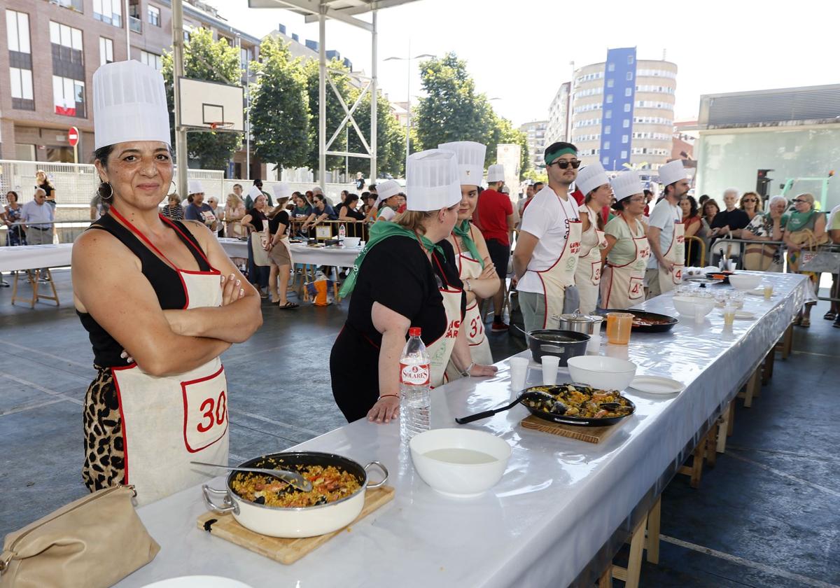 Susana Borja se llevó el premio al mejor plato, aqui posa con su paella de marisco