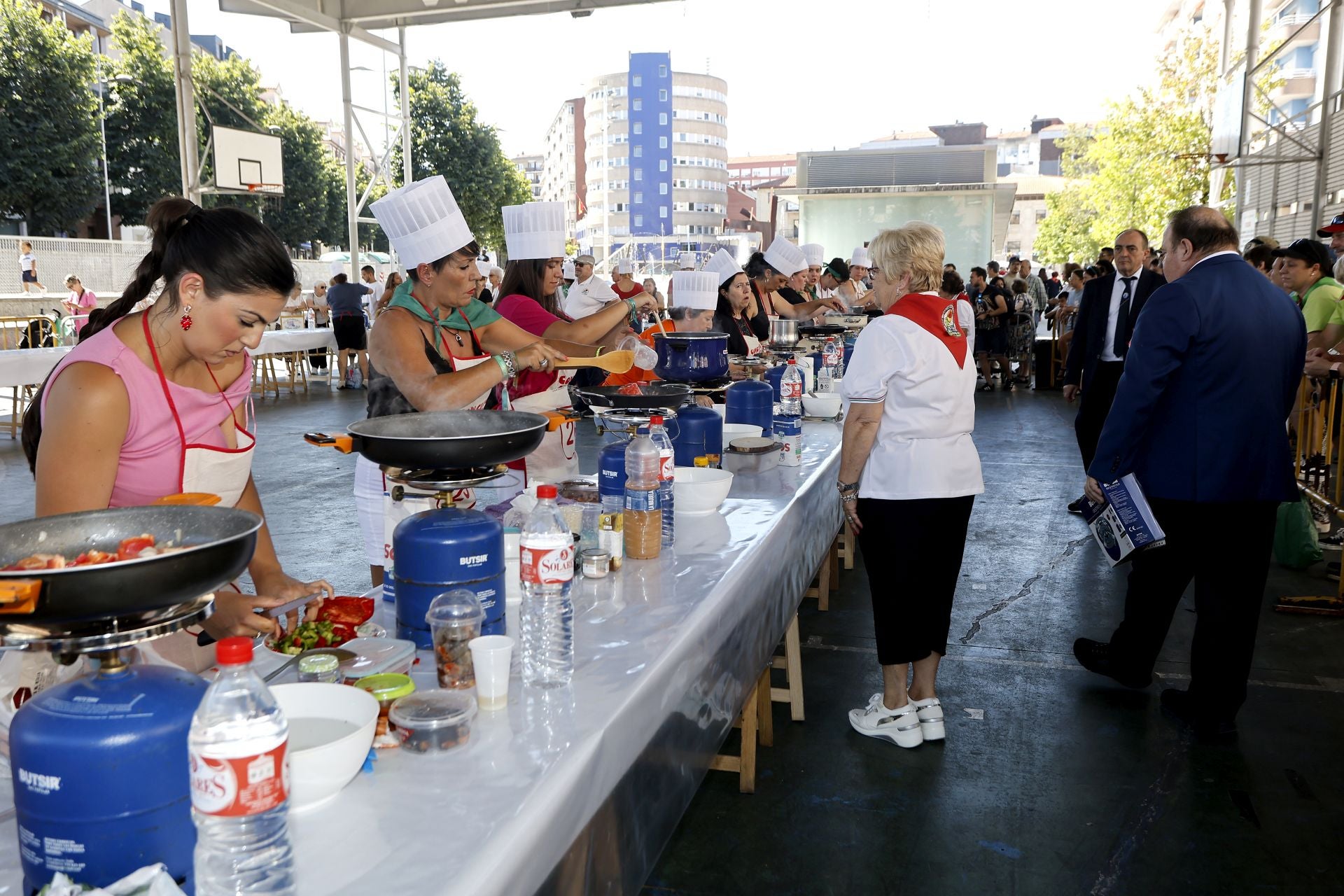 El Concurso de Arroz ha convocado a un centenar de espectadores alrededor de los fogones, muchos de ellos familiares y amigos de los participantes.