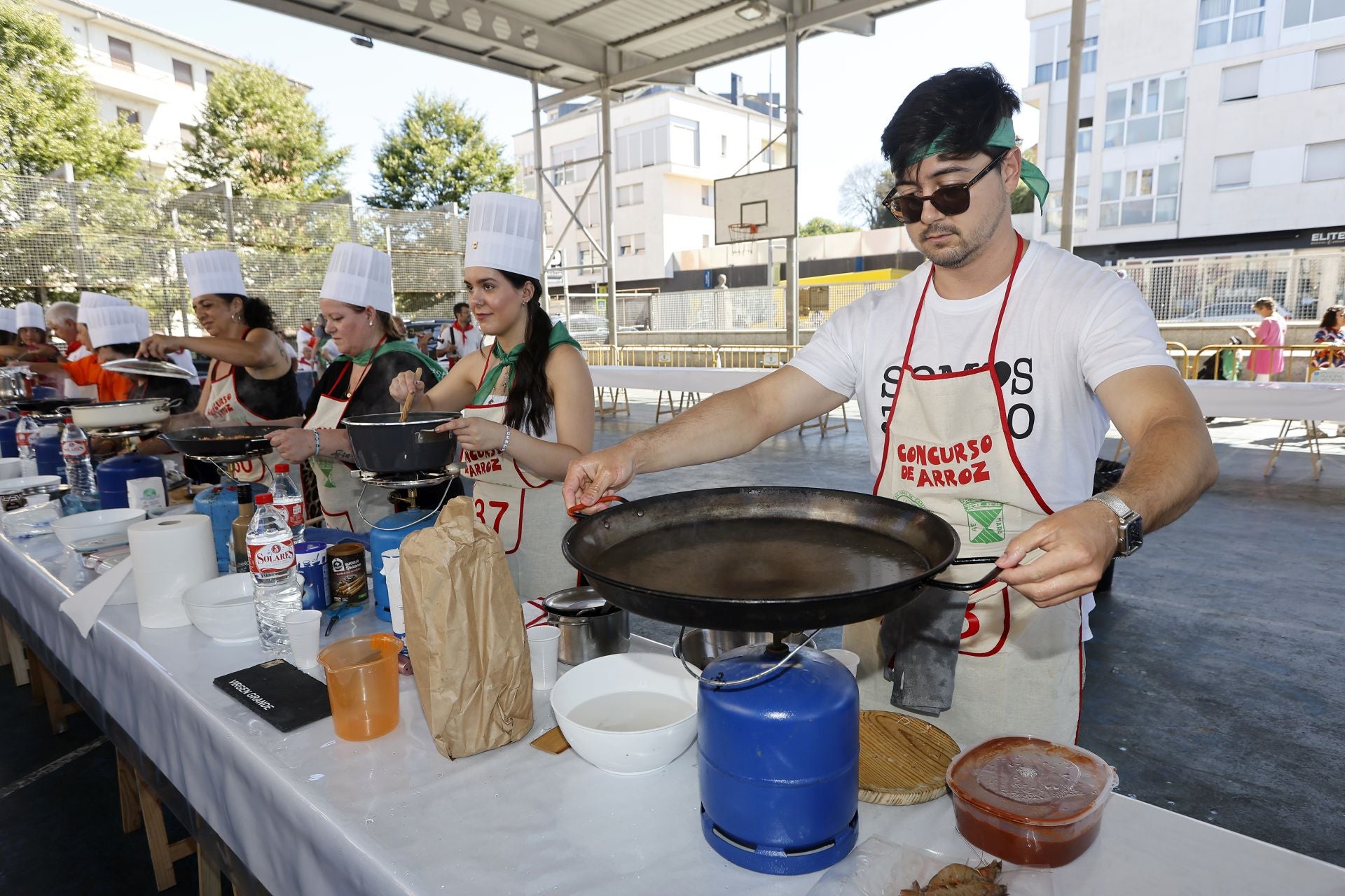 Las cazuelas ya estaban listas para empezar la faena minutos antes del inicio de la cita gastronómica.