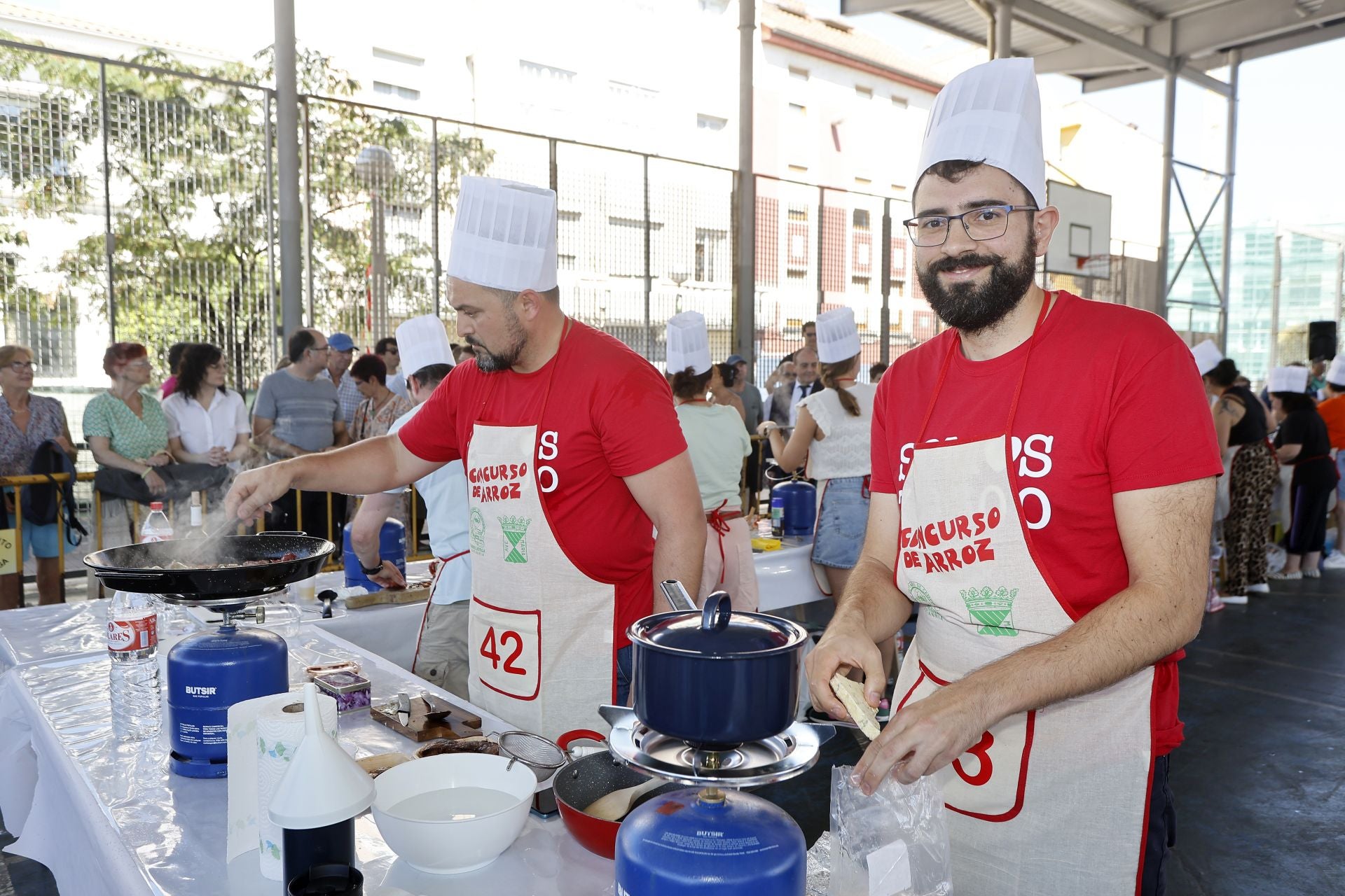 Dos de los concursantes se coordinan durante la elaboración de su plato, este viernes, en La Llama. 