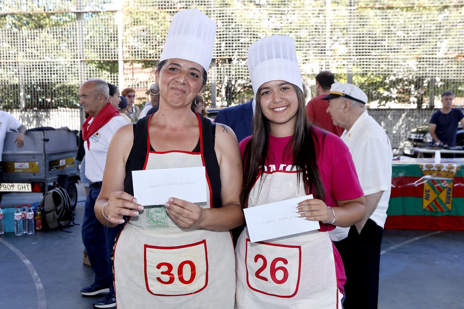 Susana Borja, a la izquierda, ganadora del mejor plato de arroz, y Ainara Sánchez, ganadora en la modalidad de postres.