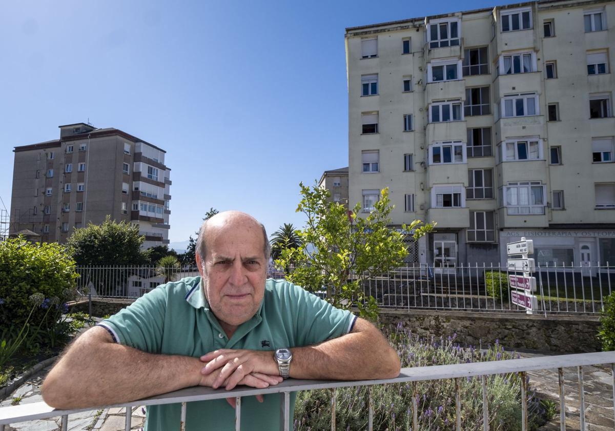 El presidente de la Fecav, Ricardo Sáinz, en el jardín del centro cívico Meteorológico, donde está la sede de Fecav.