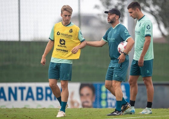 José Alberto da instrucciones en un entrenamiento de esta semana.