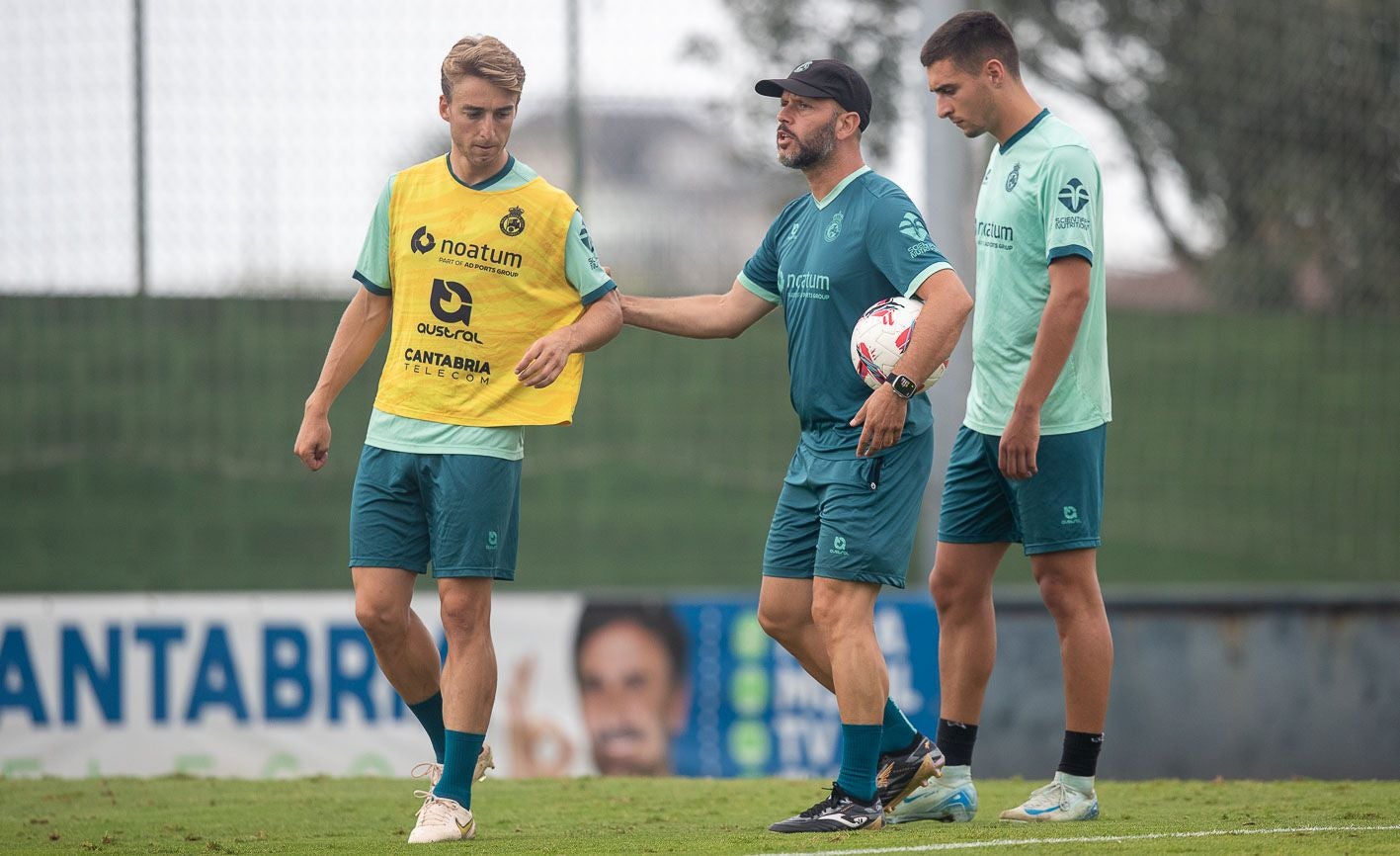 José Alberto da instrucciones en un entrenamiento de esta semana.