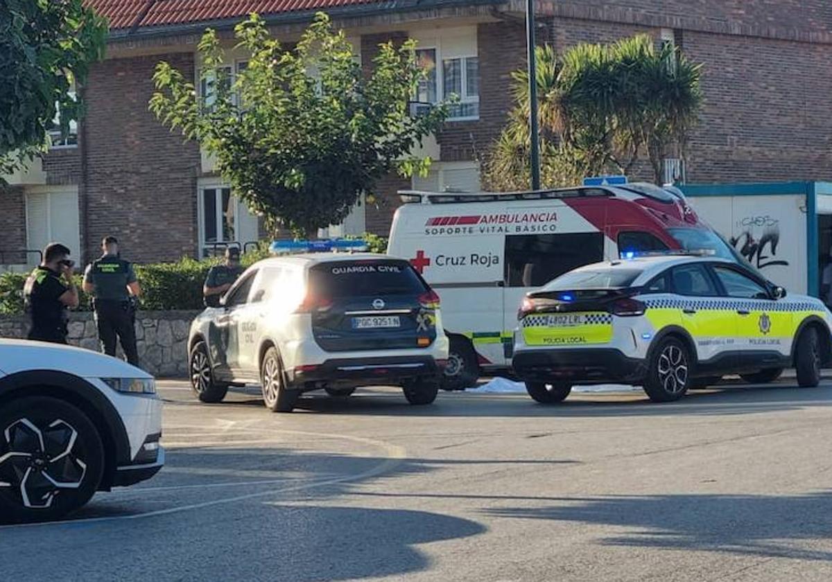 La Guardia Civil y los sanitarios, en la entrada de la playa de Somo.