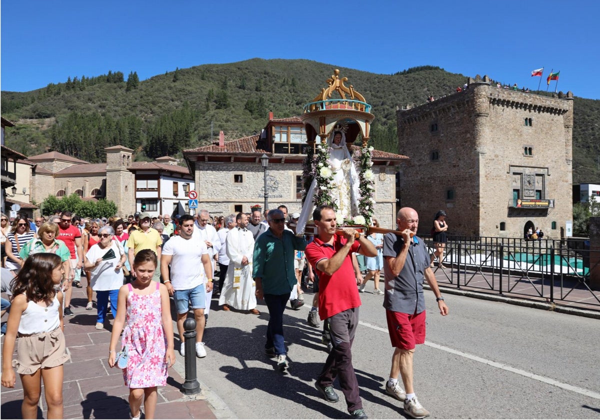 La procesión a su paso por las calles de Potes