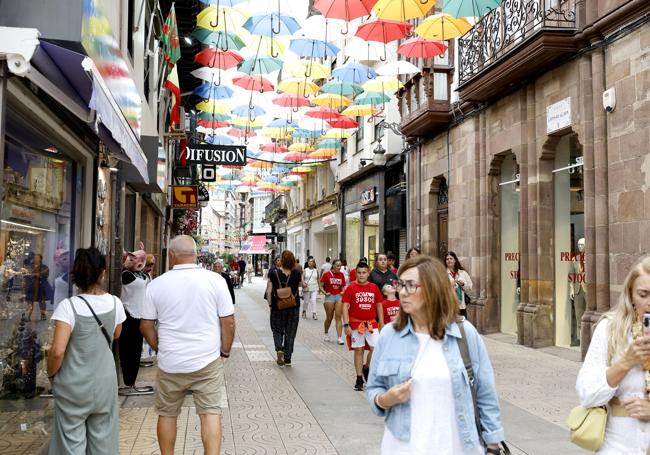 «Odio los centros comerciales». Por eso, comprar en el centro de Torrelavega, «con todo a mano», le parece un lujo.