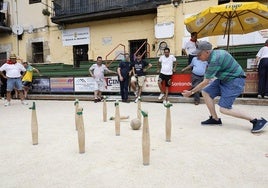 Un vecino realiza un birle, ayer, en la bolera de la Peña Bolística de Torrelavega.