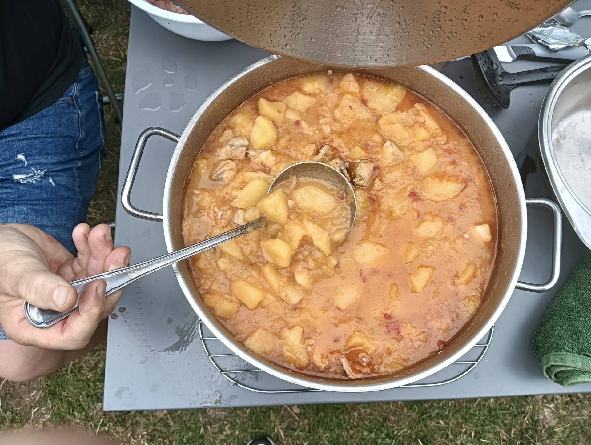 Un participante muestra el resultado de una mañana de cocinado.