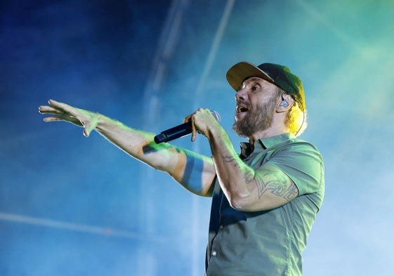 Daniel Carbonell, Macaco, también conocido como 'El mono loco' durante su concierto en Torrelavega.