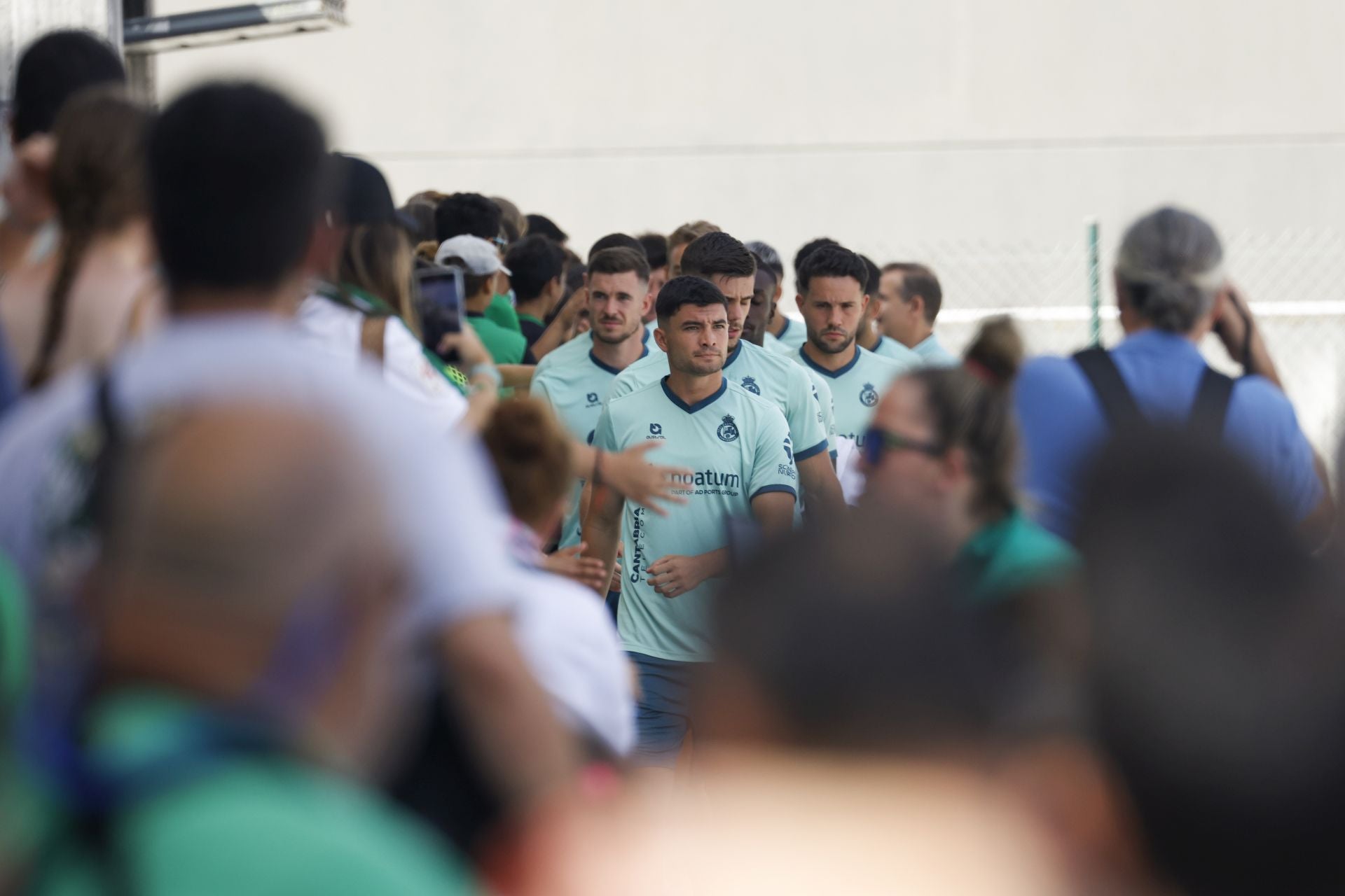 Aldasoro encabeza a los jugadores del Racing camino del entrenamiento.