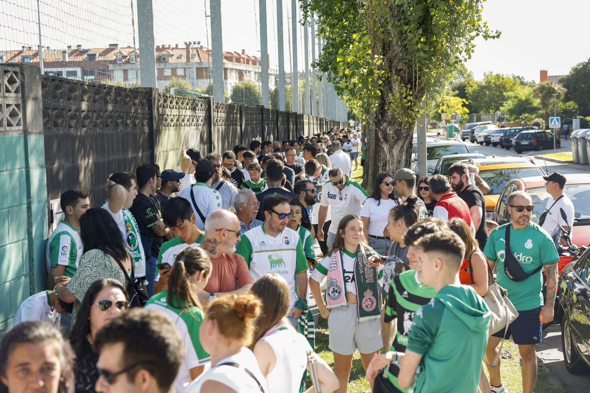 Los aficionados aguardan la hora de entrar a las Instalaciones Nando Yosu.