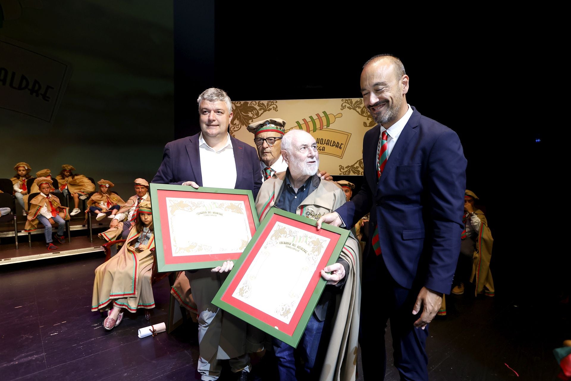 Sobrado recibe su distinción como Cofrade de Honor, flanqueado por el consejero Luis Ángel Agüeros, el Gran Maestre, Javier López Marcano, y el alcalde, Javier López Estrada.