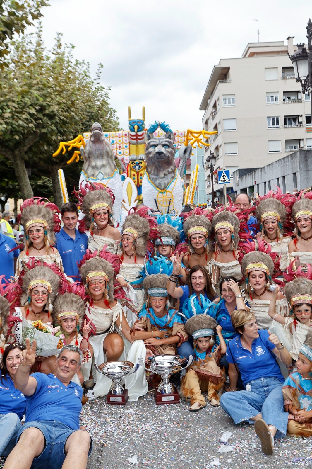 Integrantes de la carroza ganadora, Mandala, posan con sus trofeos.