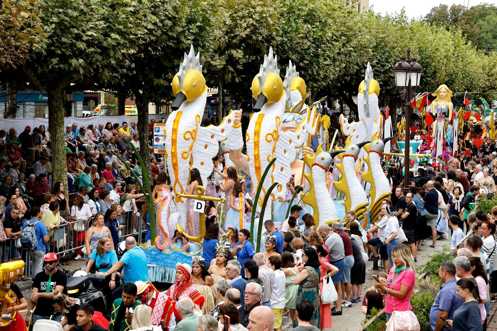 La carroza de Salitre ha llamado la atención de todos los vecinos que han acudido a la Avenida de España. 