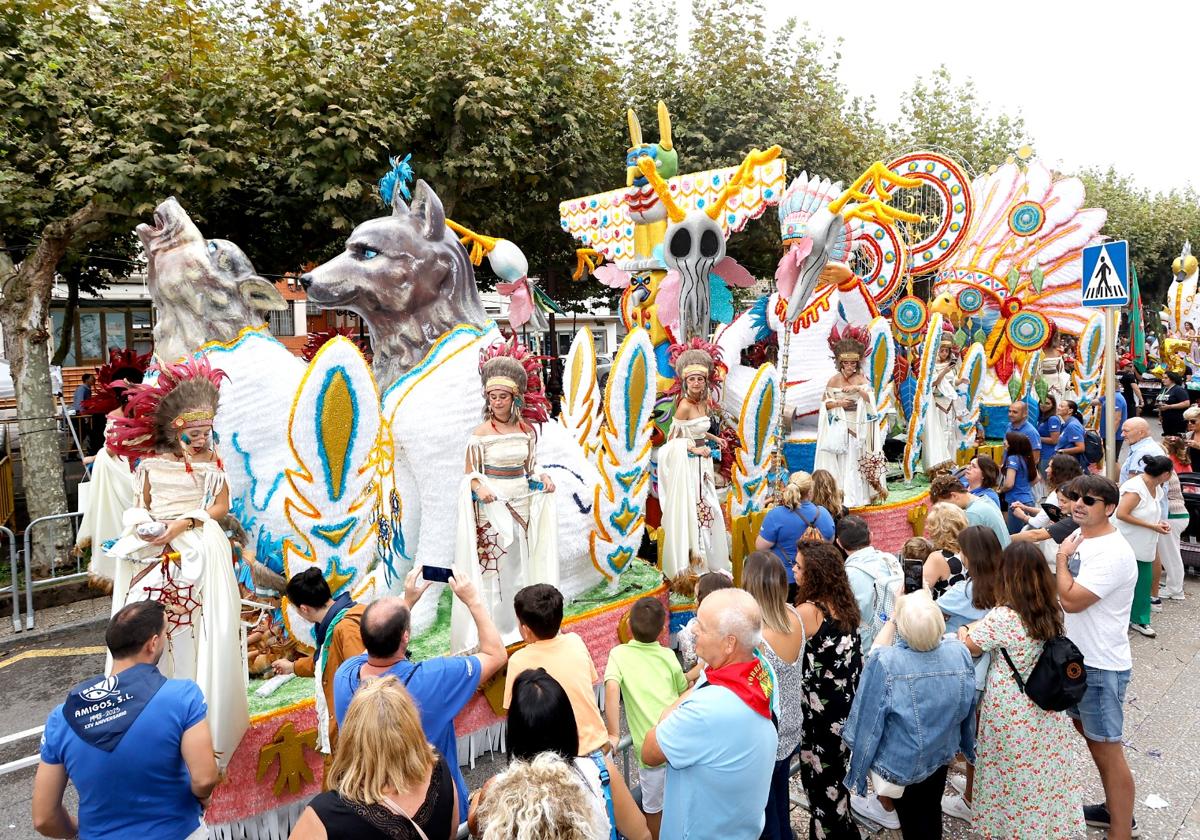 Mandala, de QM Amigos, llamó la atención de los vecinos y visitantes nada más comenzar el desfile, todo un acontecimiento en La Patrona.