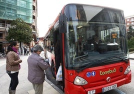 El Torrebús realiza una parada en la calle Julián Ceballos, junto a la Plaza Baldomero Iglesias.