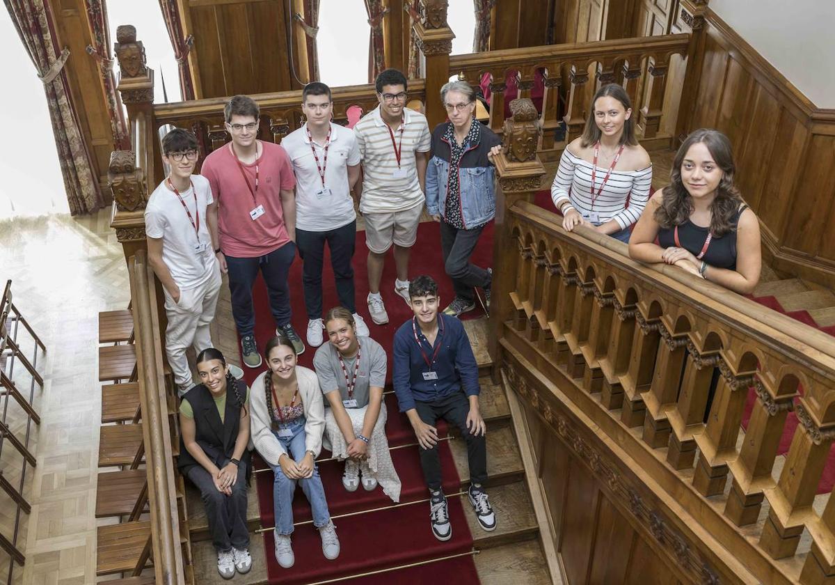 De pie y de izquierda a derecha, Gonzalo García de León, Felipe García Serrano, Julen López, Yassine Benbassam Abdeselam, Julián Casanova –director del Aula–, Eva Aguilera y Atena Baruttis. Sentados: Carmen Valverde, Ángeles García Luengo, Marina Gil y Héctor Gómez.