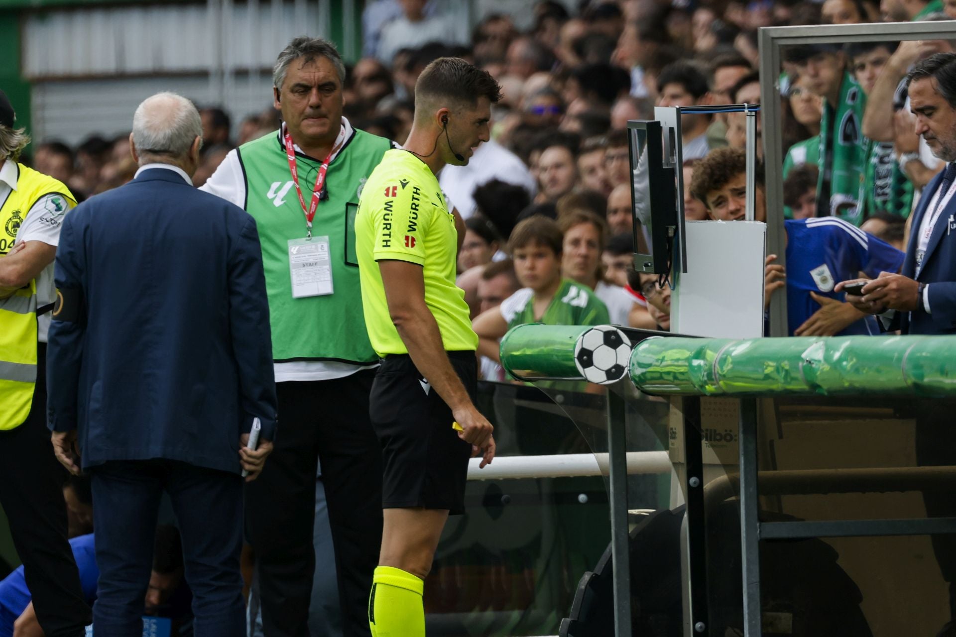 Moreno Aragón consulta en VAR en la jugada en la que el Almería pidió penalti.