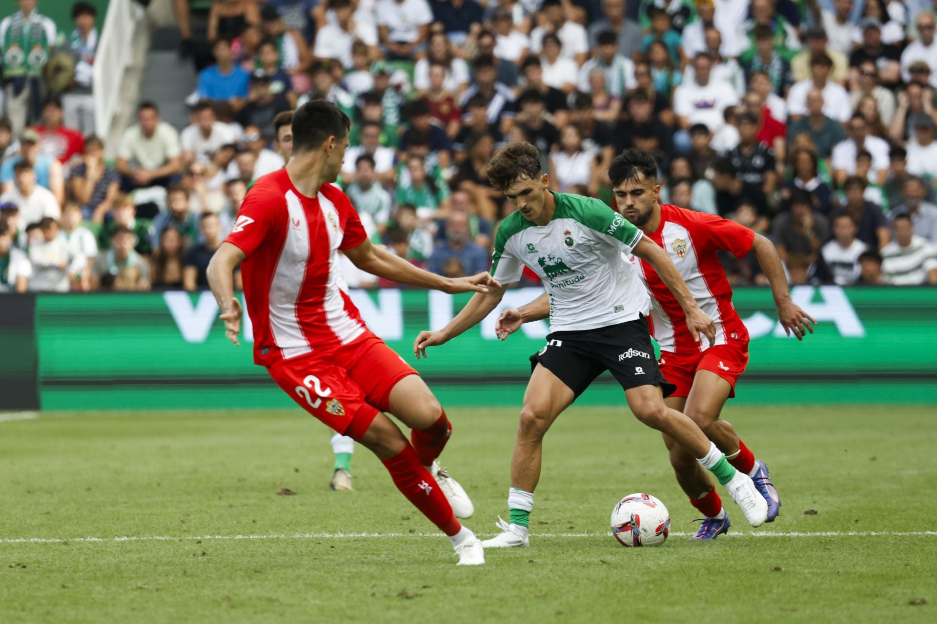 Pablo Rodríguez controla el balón ante Montes.