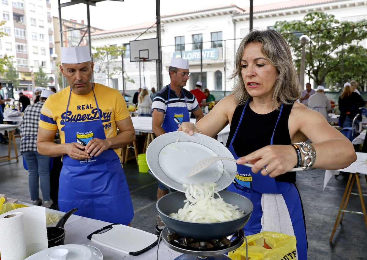 Imagen secundaria 1 - El buen ambiente reinó entre los cocineros, que no dudaron en ayudarse.