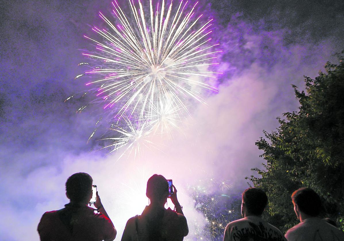 Los fuegos artificiales iluminan de nuevo la última noche