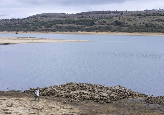 El pantano del Ebro durante el verano pasado, cuando estaba al 30% de su capacidad.