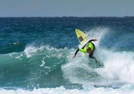 Surfista en plena maniobra en una edición del campeonato que acoge Somo