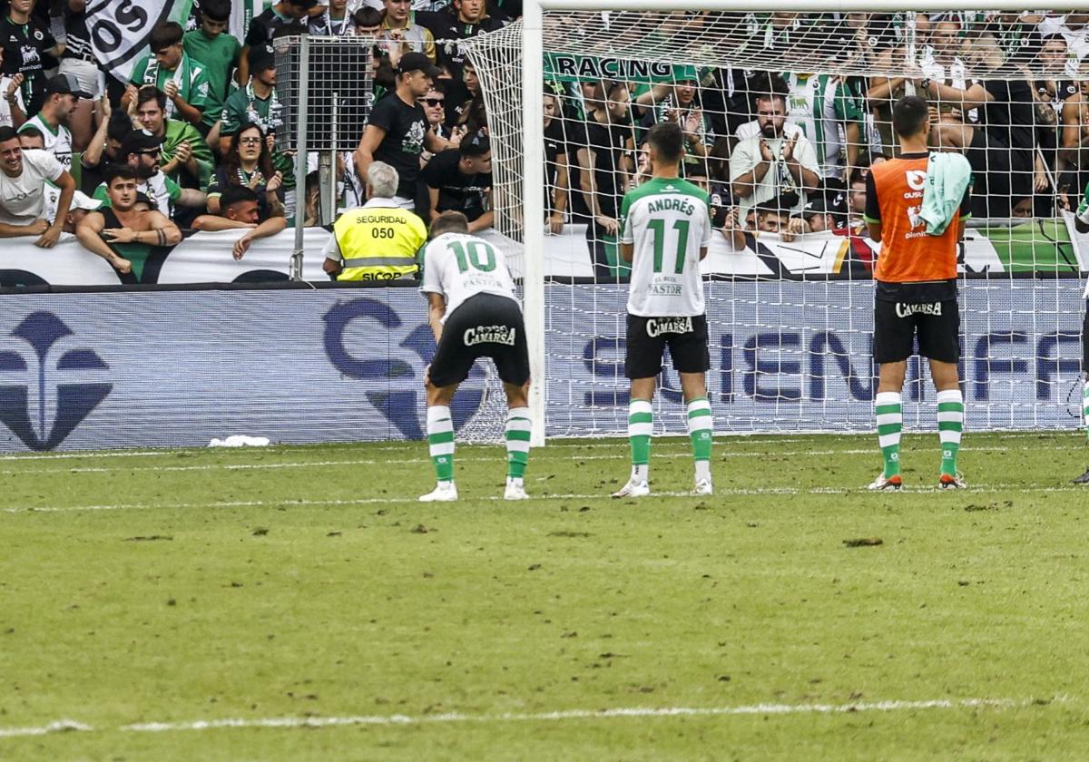 Estado del césped nadamás concluir el partido frenteal Almería.