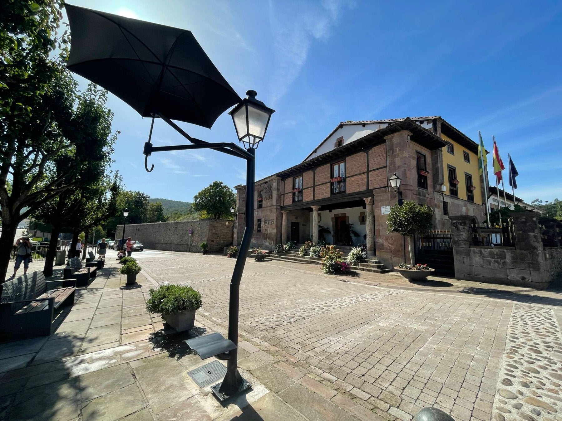 La farola con forma de paraguas se encuentra junto al casco histórico de Cartes.