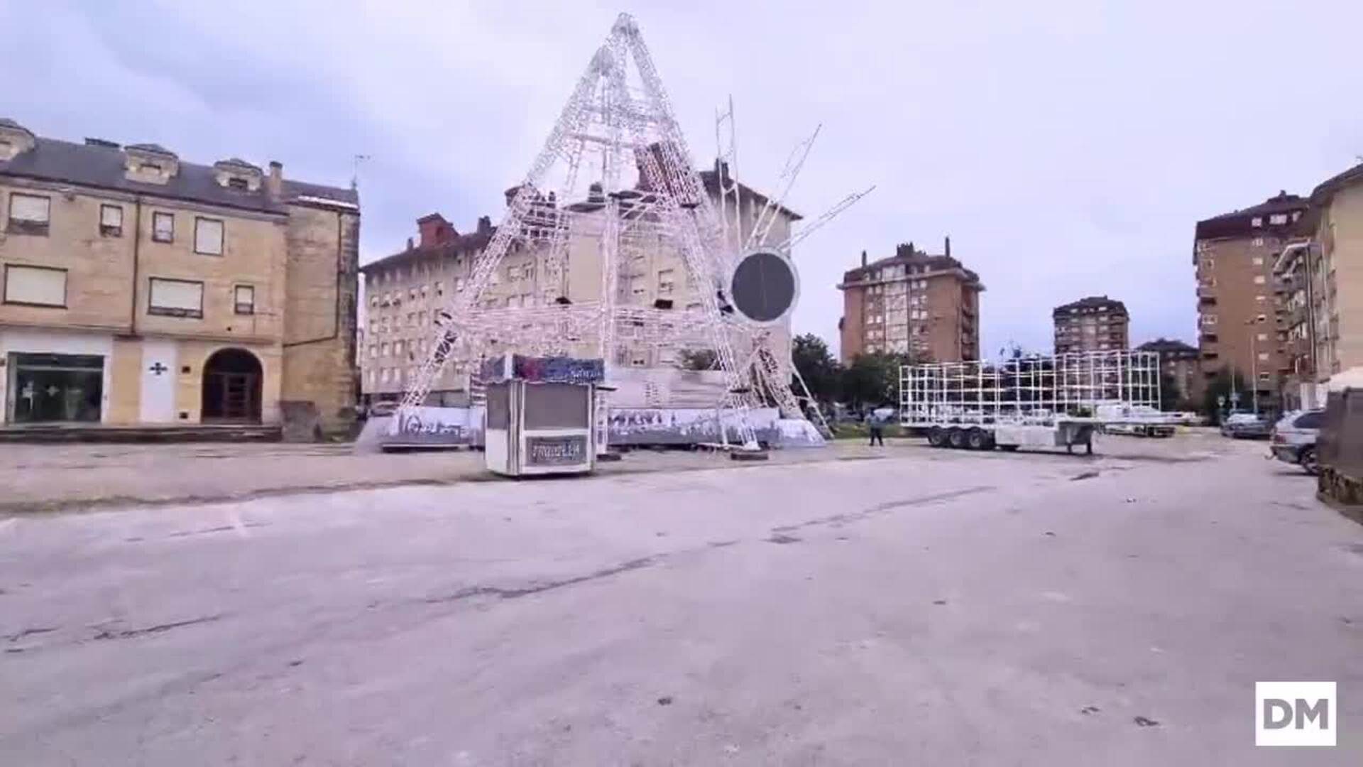 Se desploma la noria de Torrelavega durante su desmontaje