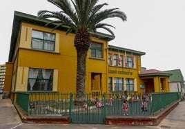 Los escolares juegan en un patio del colegio Cervantes.